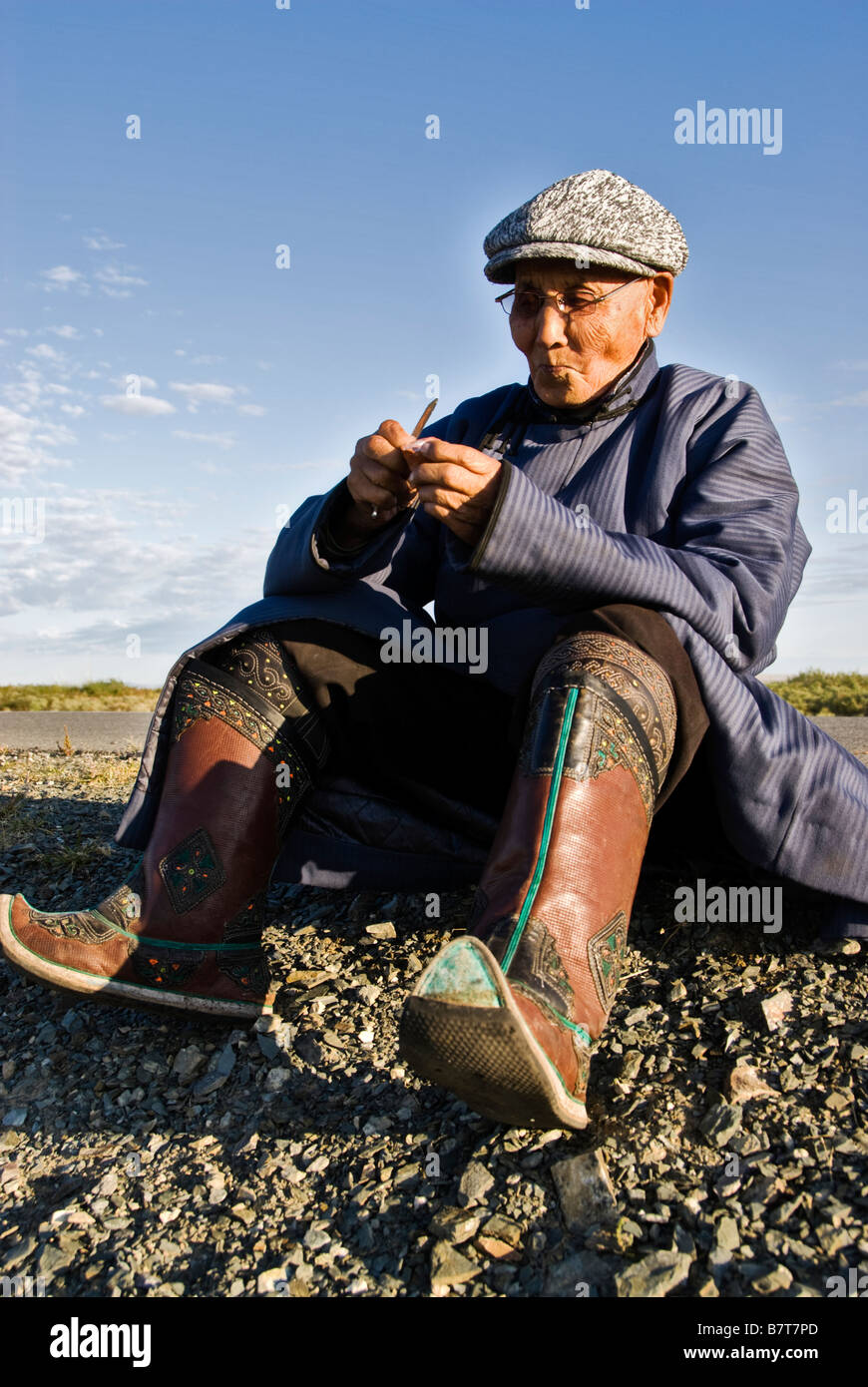 Traditional mongolian man old hi-res stock photography and images - Alamy