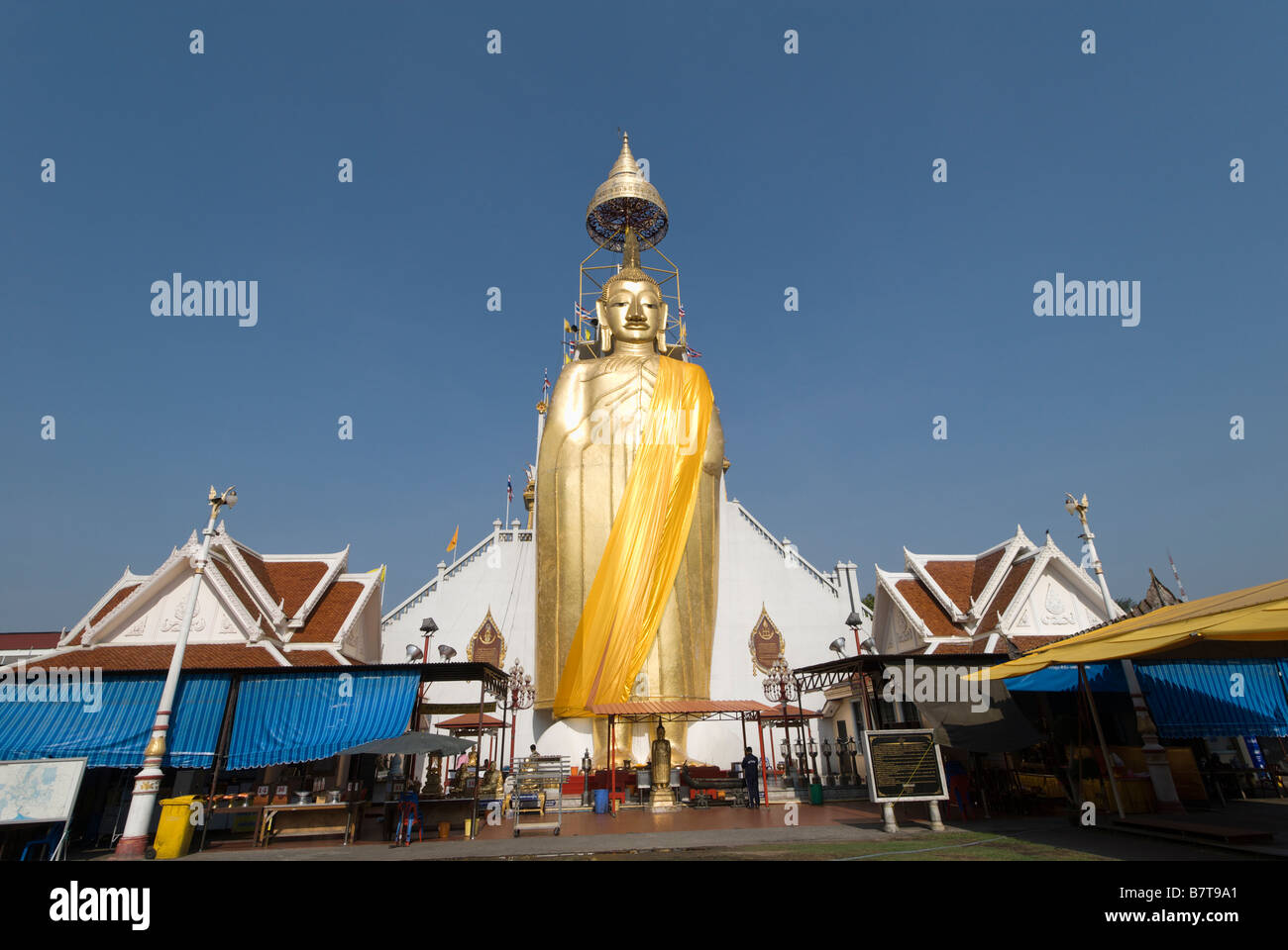 32m golden standing buddha Buddhist temple Wat Intharavihan in Dusit district of Bangkok in Thailand Stock Photo