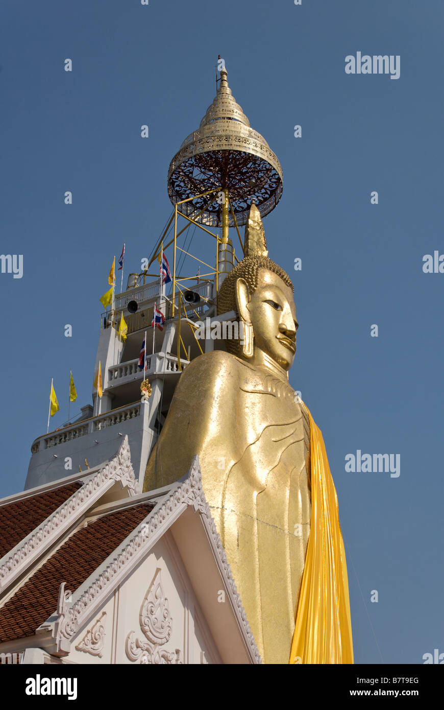 32m golden standing buddha buddhist temple Wat Intharavihan in Dusit district of Bangkok in Thailand Stock Photo