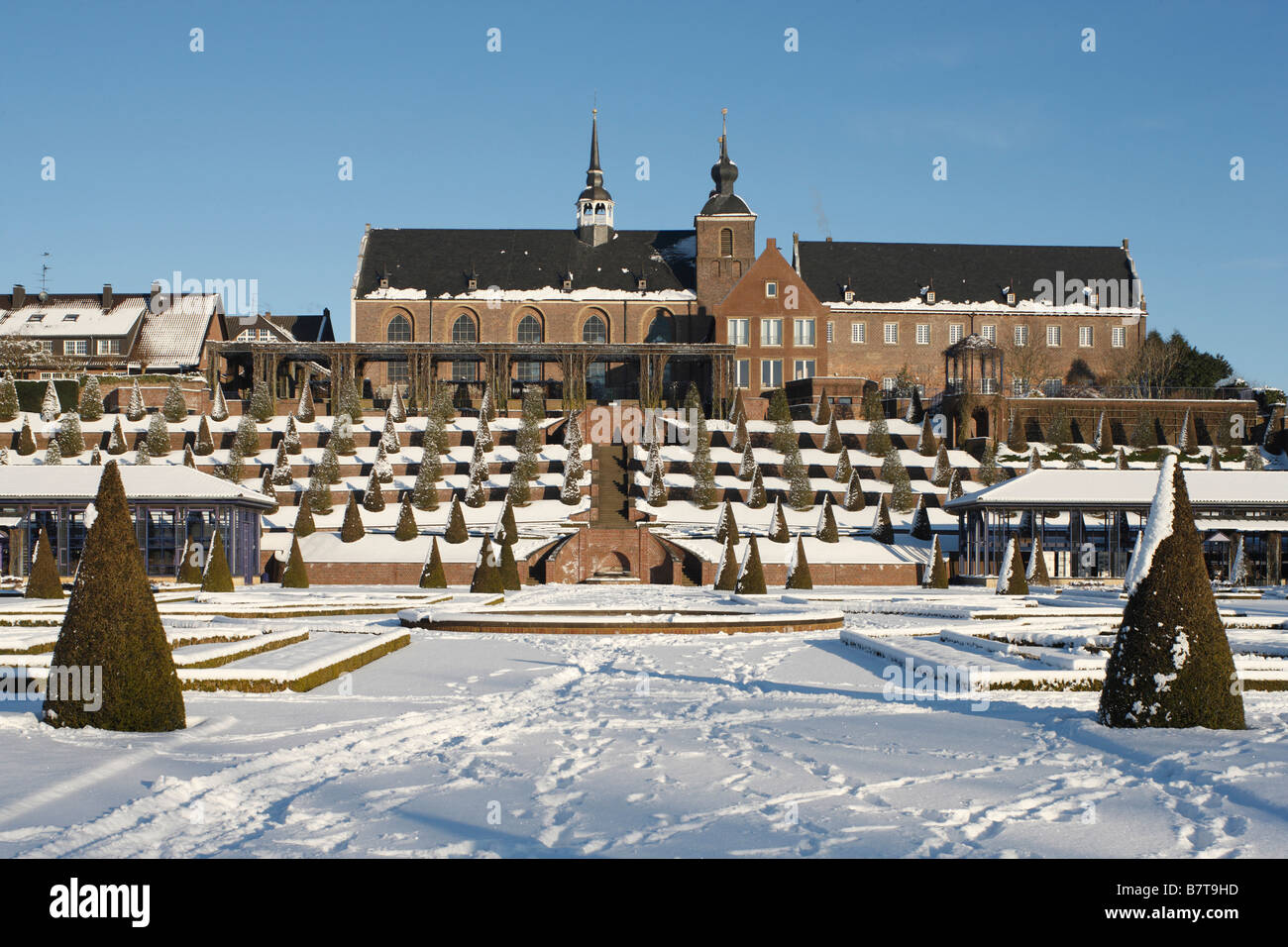Kamp-Lintfort, Kloster Kamp im Schnee, Terrassengarten, Blick von Süden auf die Terrassen und das Kloster Stock Photo
