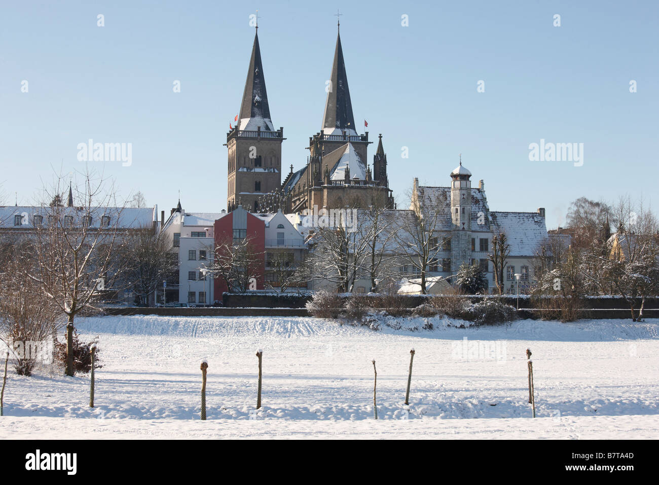 Xanten, Blick von Südosten auf den Dom, Niederrheinlandschaft im Schnee Stock Photo