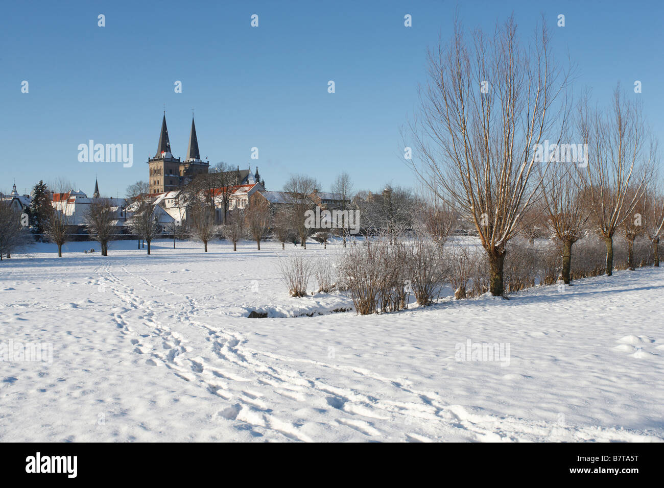 Xanten, Blick von Südosten auf den Dom, Niederrheinlandschaft mit Kopfweiden im Schnee Stock Photo