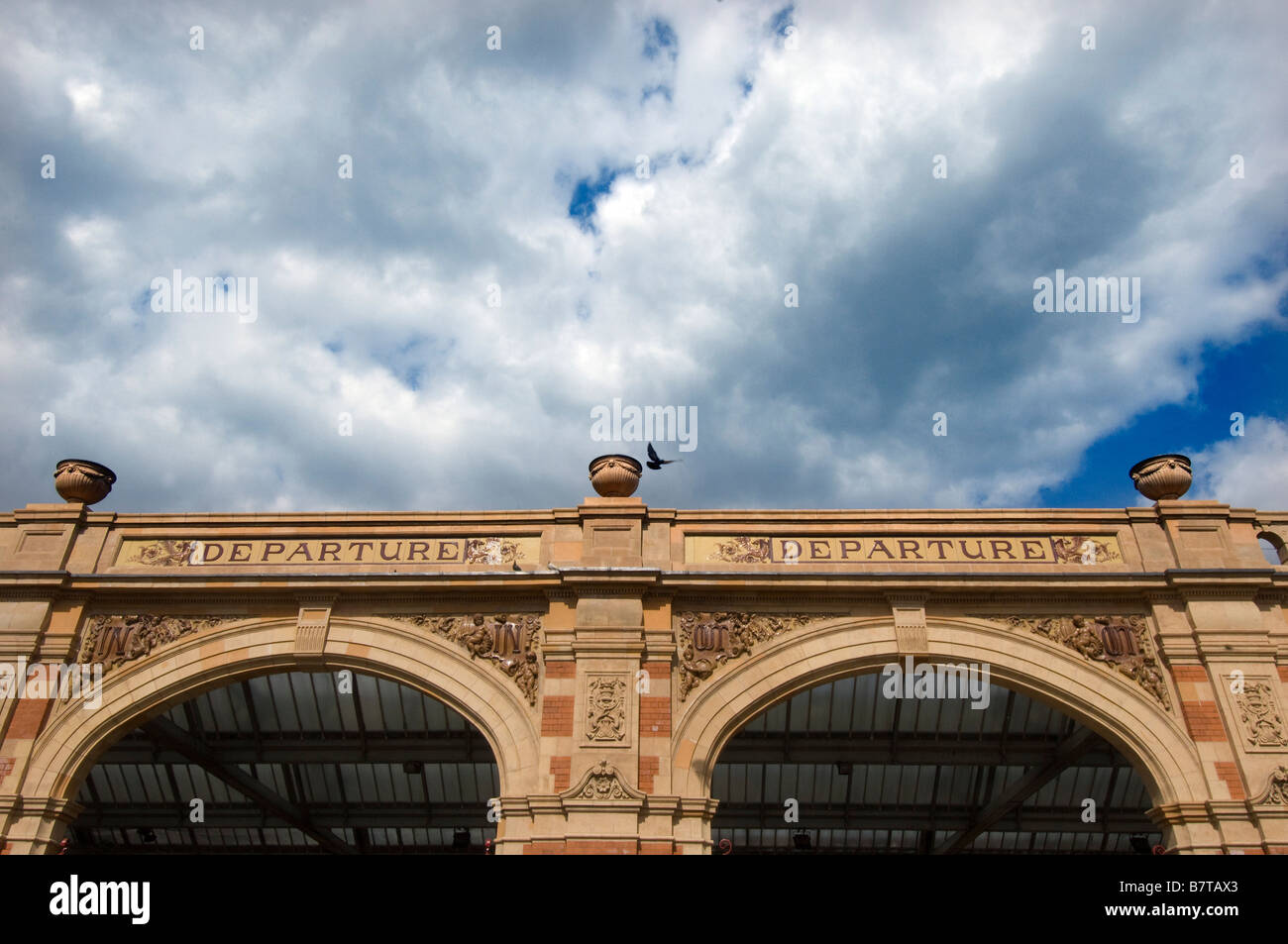 The departure gates at Leicester's Victorian Railway Station with a bird flying over the central urn Stock Photo