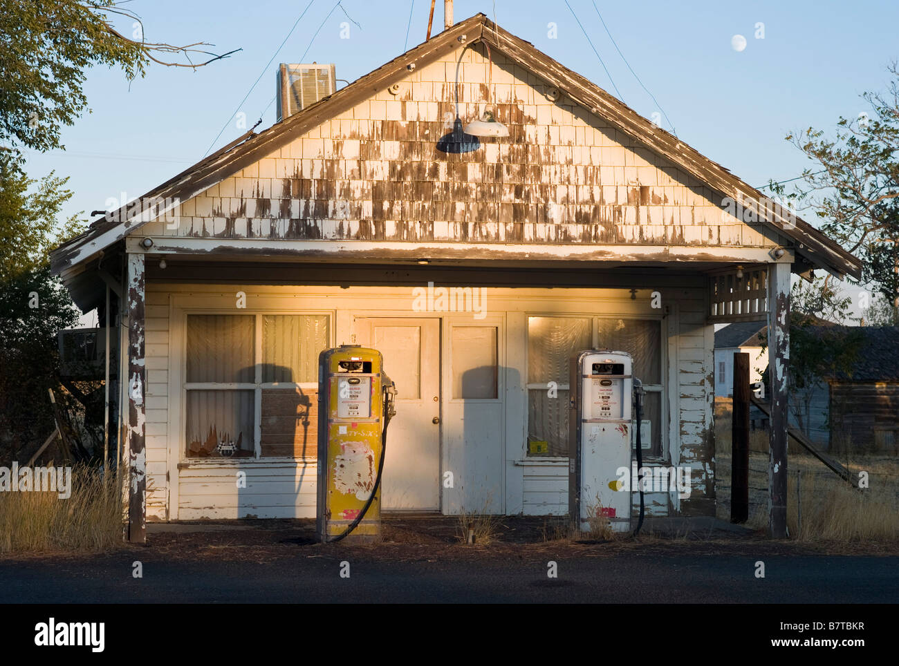 Deserted fuel station hires stock photography and images Alamy