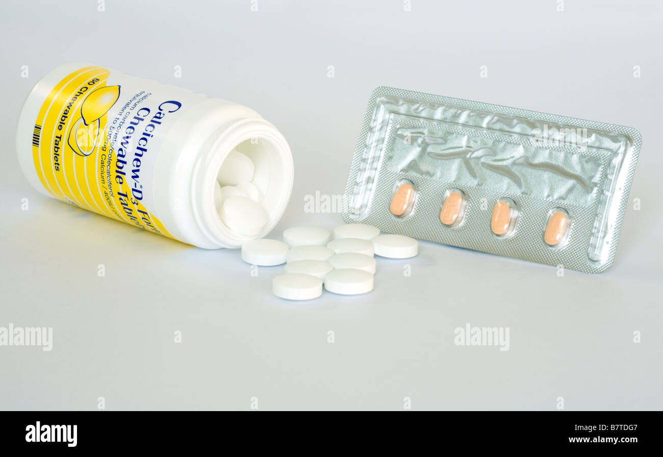 Calcium tablets and alendronic acid used in the treatment of osteoporosis Stock Photo