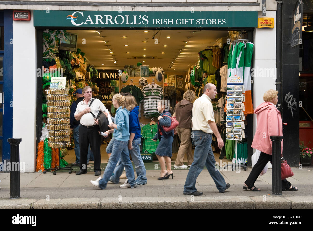 Shop ireland dublin souvenir hires stock photography and images Alamy