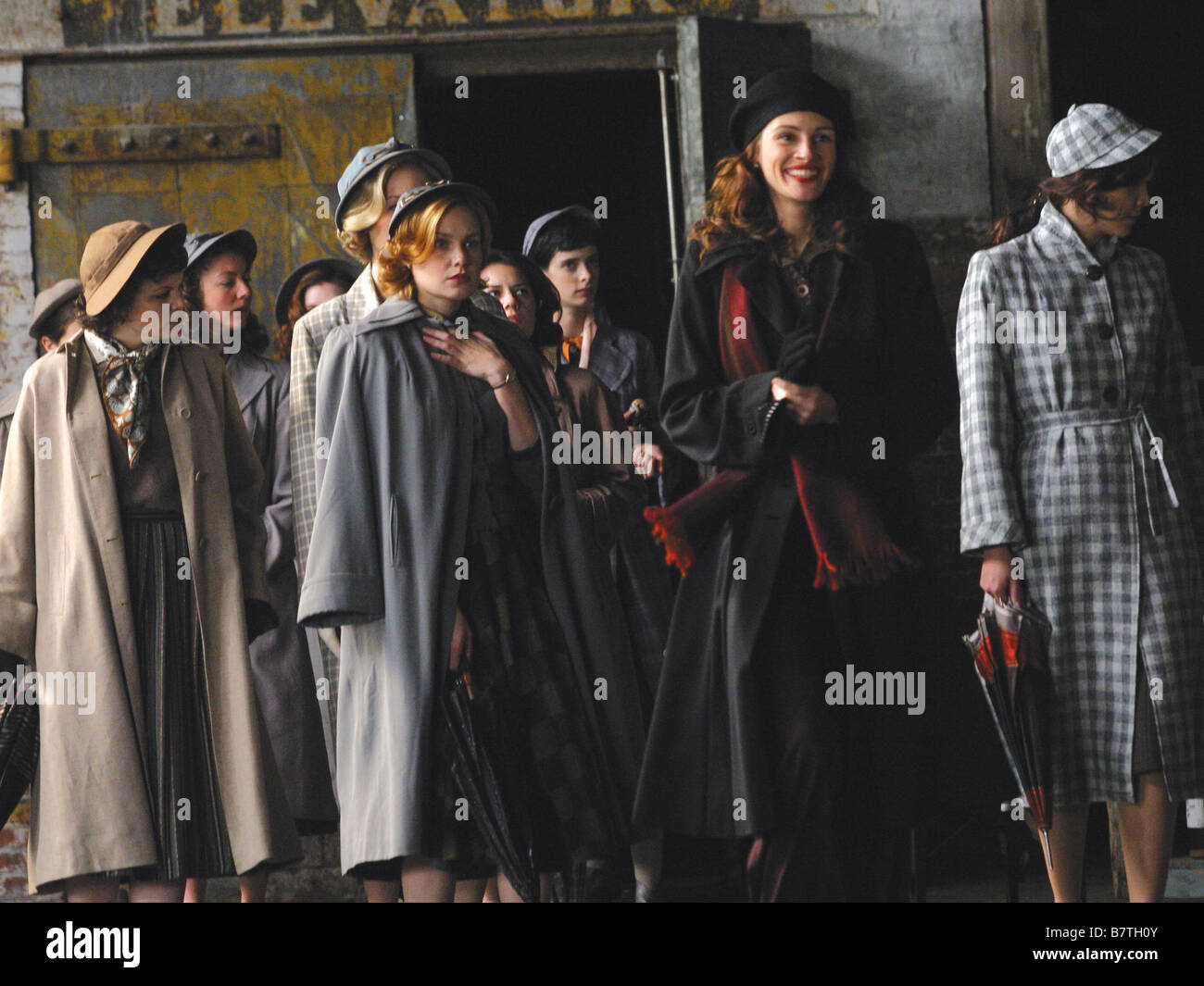 Mona Lisa Smile Year 2003 USA Ginnifer Goodwin, Kirsten Dunst, Julia