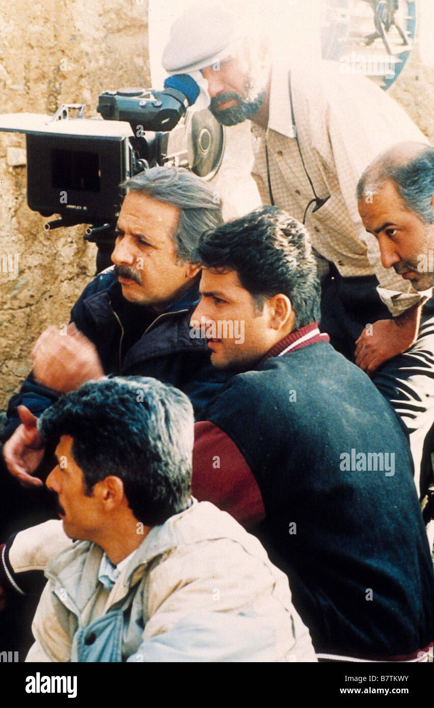Le Secret de Baran Baran  Year: 2001 - iran Majid Majidi  Year: assis devant le camera - tournage on the set  Director: Majid Majidi Iran 2004 Stock Photo