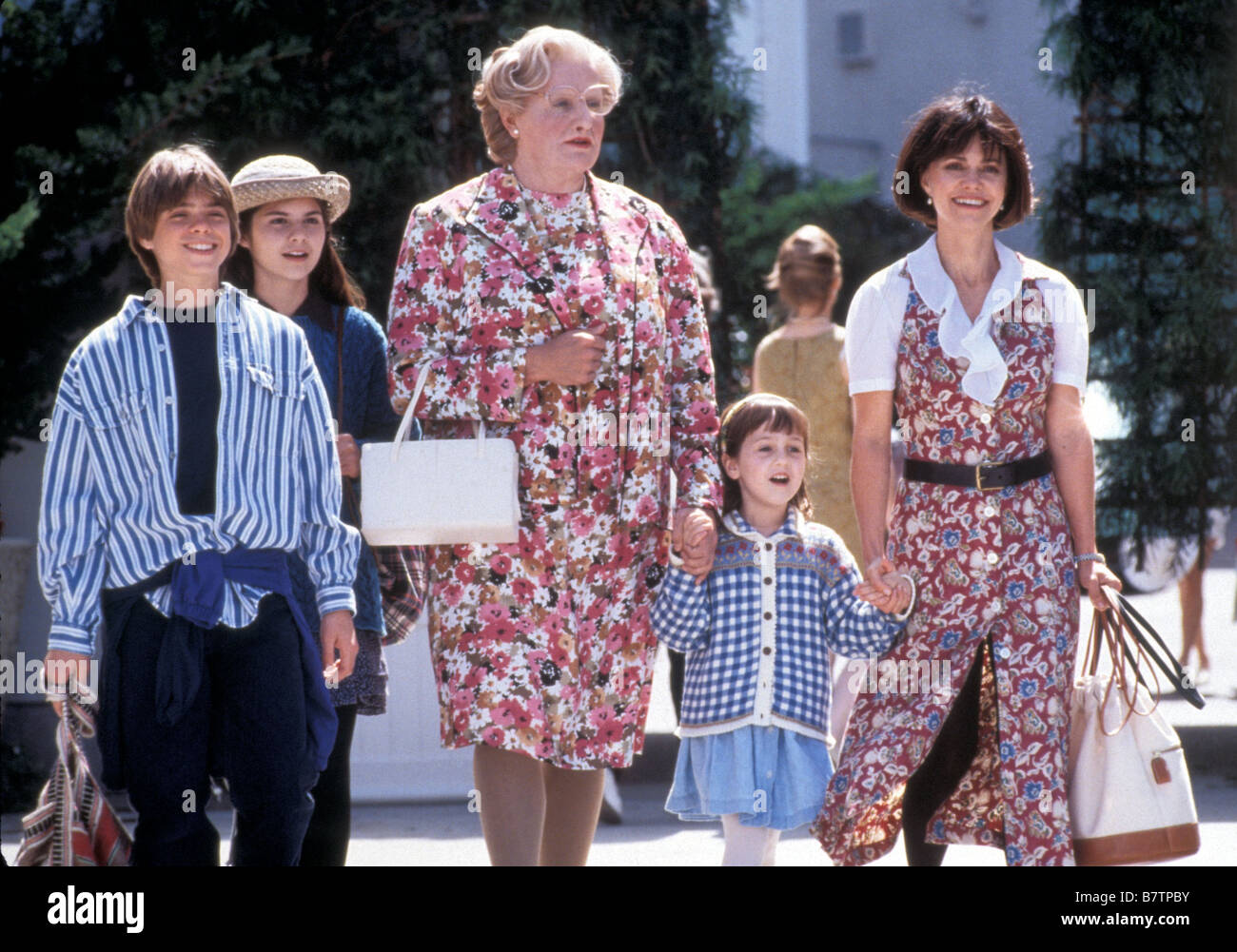 Mrs. Doubtfire  Year: 1993  USA Robin Williams , Sally Field , Lisa Jakub , Matthew Lawrence  Mara Wilson  Director: Chris Columbus Stock Photo