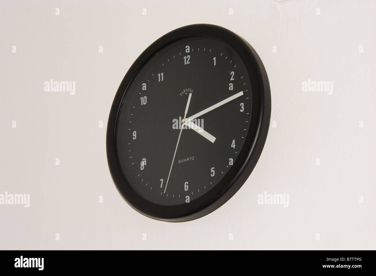 Black wall clock hi-res stock photography and images - Alamy
