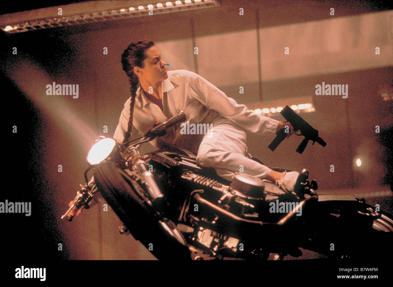 Angelina jolie tomb raider filmstills hi-res stock photography and images -  Alamy