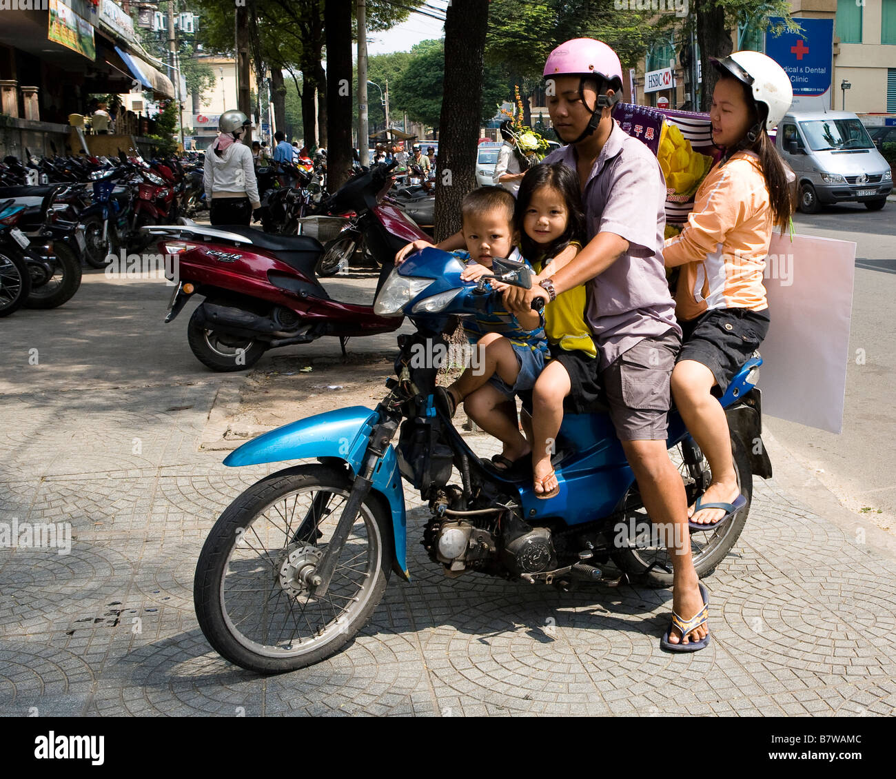 Få kontrol Slutning Sammenbrud Vietnamese family on moped hi-res stock photography and images - Alamy