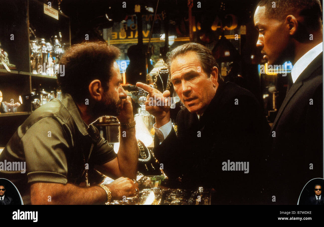 Men in Black 2 Year: 2002  USA Tony Shalhoub, Tommy Lee jones, Will Smith Director: Barry Sonnenfeld Stock Photo