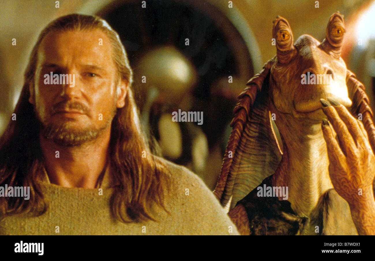 Star Wars: Episode I - The Phantom Menace Year: 1999 USA Liam Neeson, Jar Jar Binks (Ahmed Best) Director: George Lucas Stock Photo