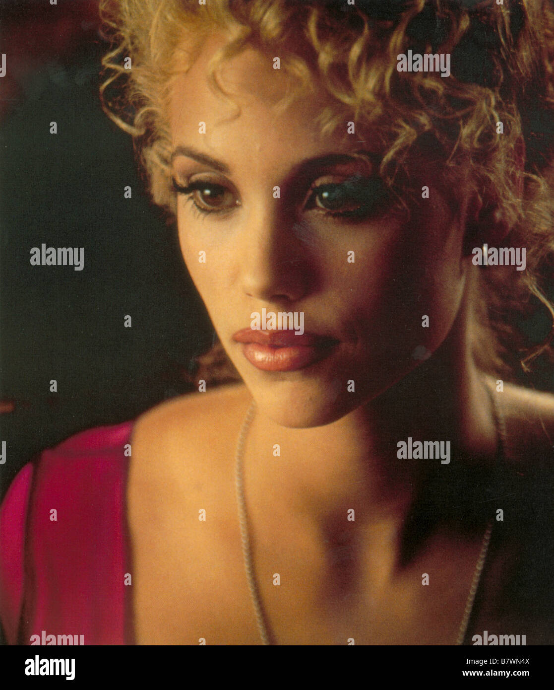 Elizabeth berkley showgirls 1995 hi-res stock photography and images