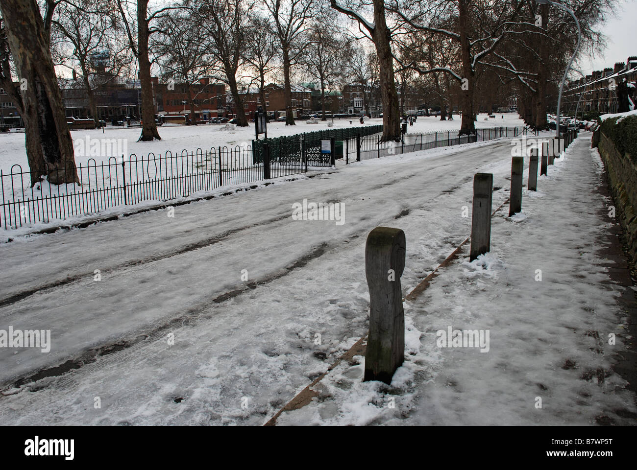 London park after snow hi-res stock photography and images - Alamy