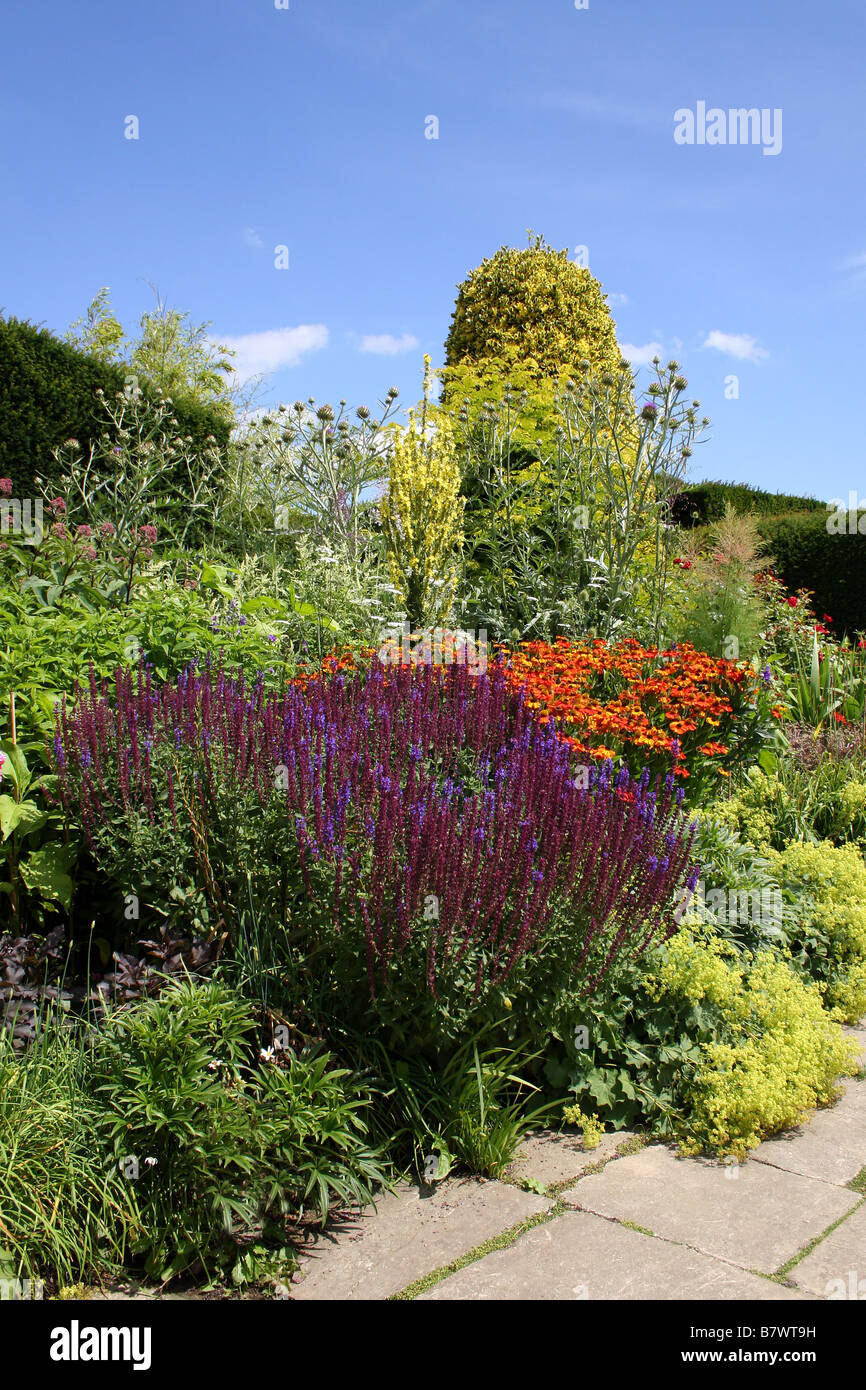 A COLOURFUL SUMMER BORDER IN AN ENGLISH COTTAGE GARDEN Stock Photo - Alamy