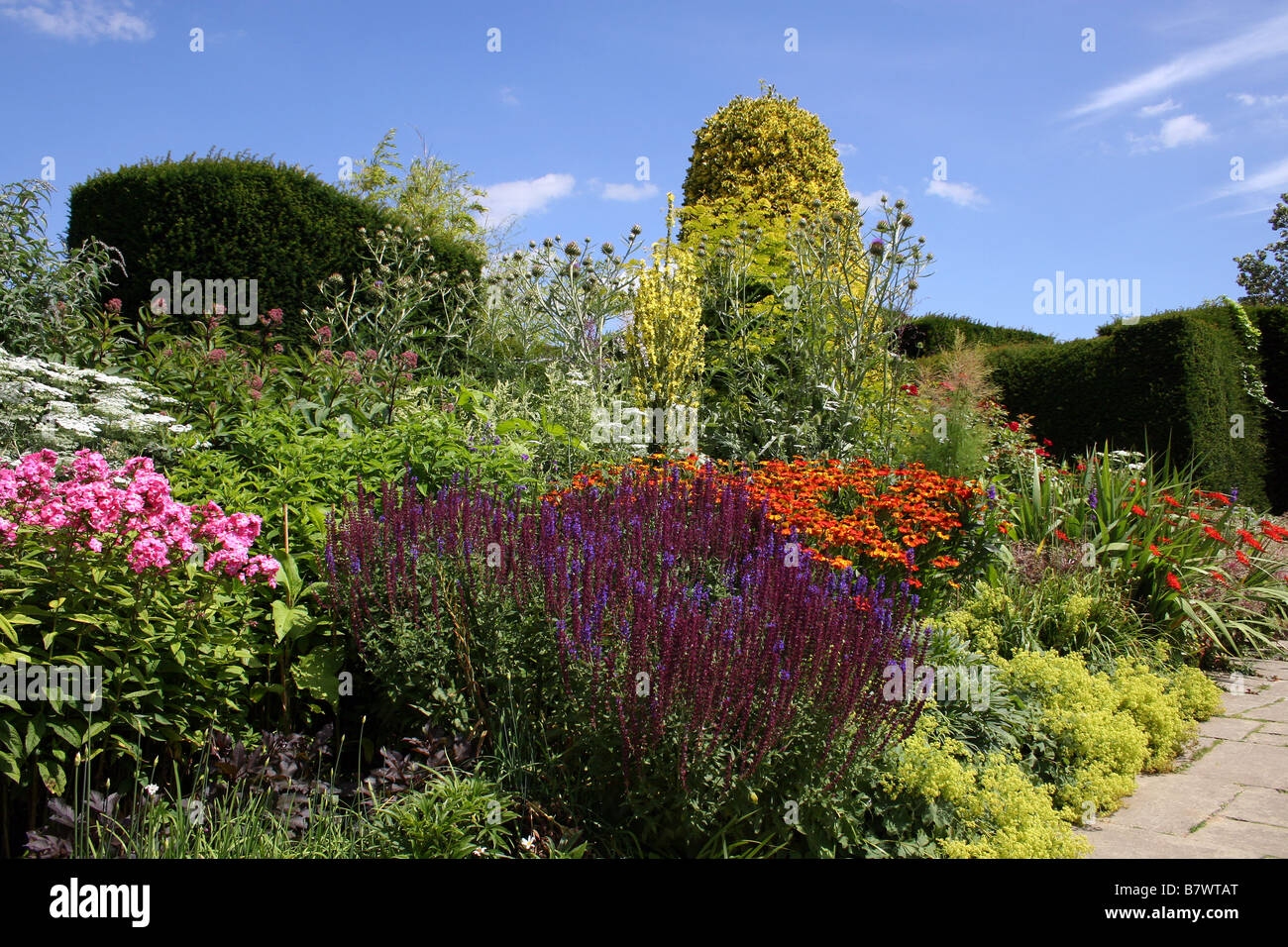A COLOURFUL SUMMER BORDER IN AN ENGLISH COTTAGE GARDEN Stock Photo - Alamy