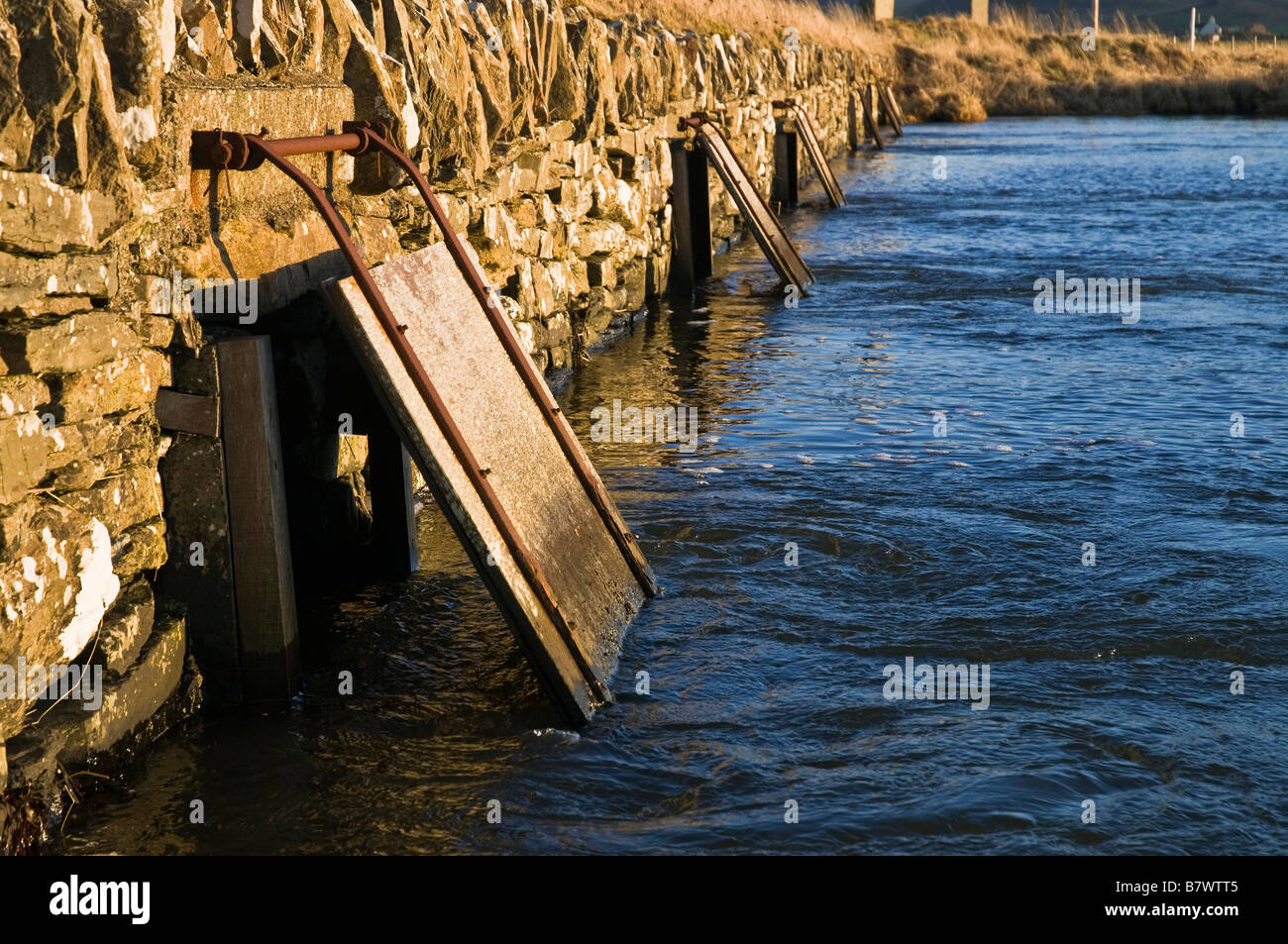 dh  STENNESS ORKNEY Sluice gates between Loch of Harray and Loch of Stenness ebbing tide sluicegates floodgates tidal ebb flood prevention measures Stock Photo