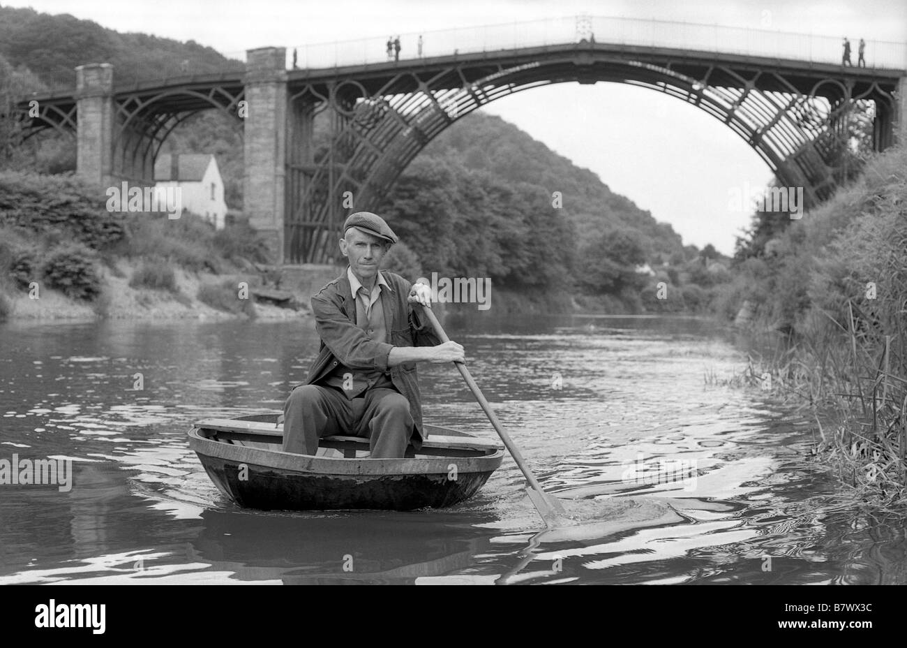 Ironbridge Coracle maker Eustace Rogers on the River Severn Shropshire Britain Uk 1981 PICTURE BY DAVID BAGNALL Stock Photo