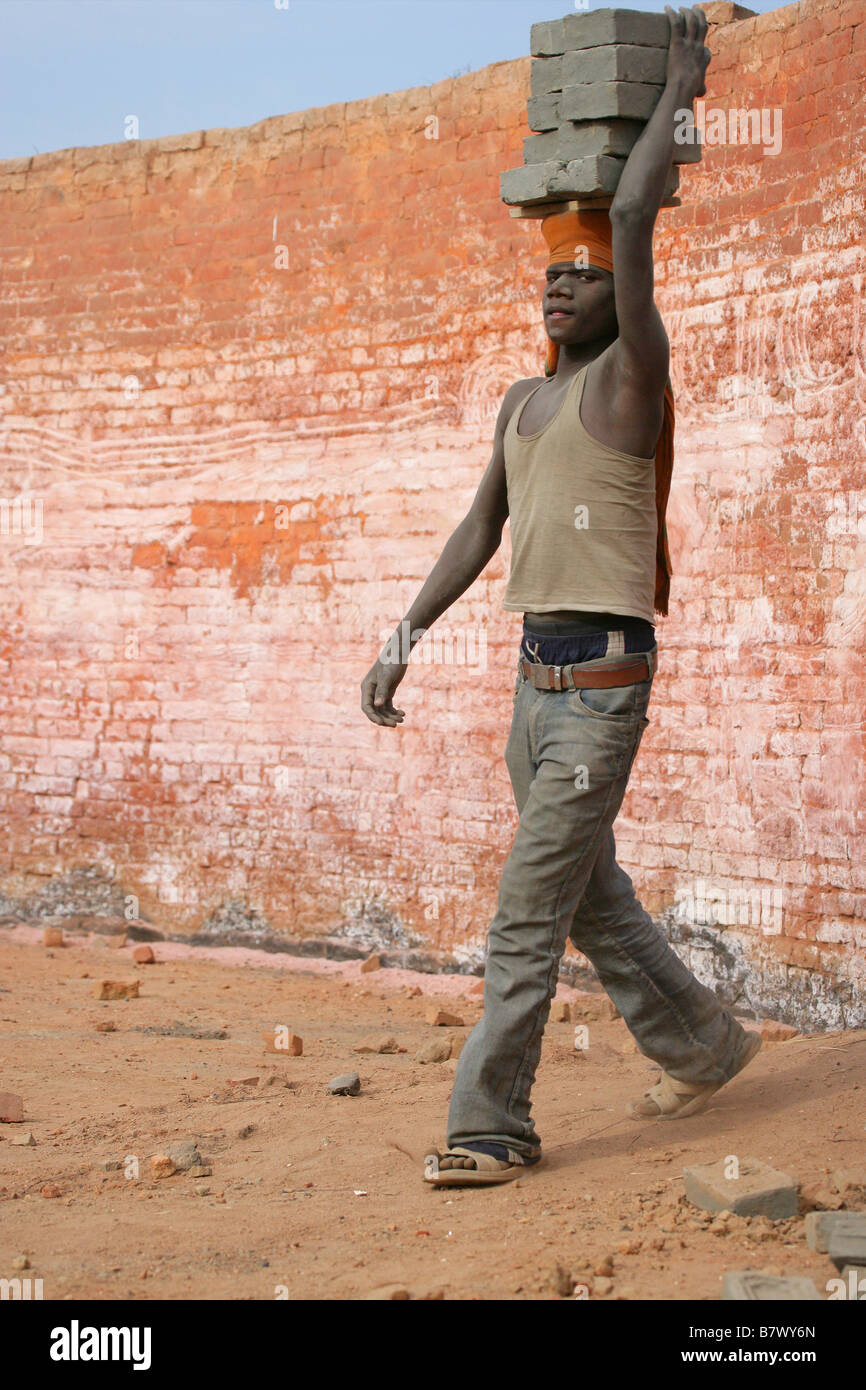 Carrying bricks on their head hires stock photography and images Alamy
