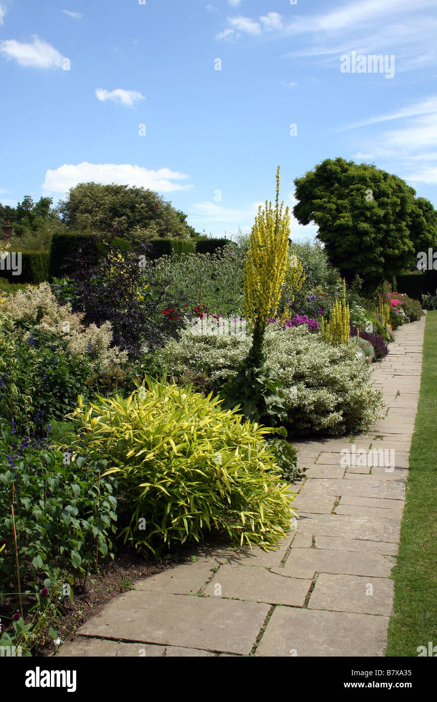 A COLOURFUL SUMMER BORDER IN AN ENGLISH COUNTRY GARDEN Stock Photo - Alamy