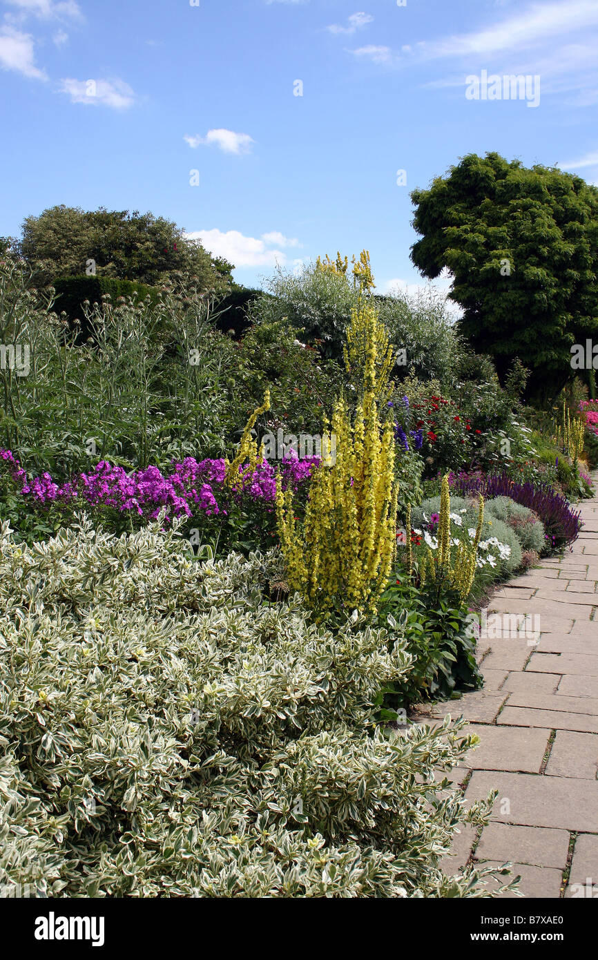 A COLOURFUL SUMMER BORDER IN AN ENGLISH COUNTRY GARDEN Stock Photo - Alamy