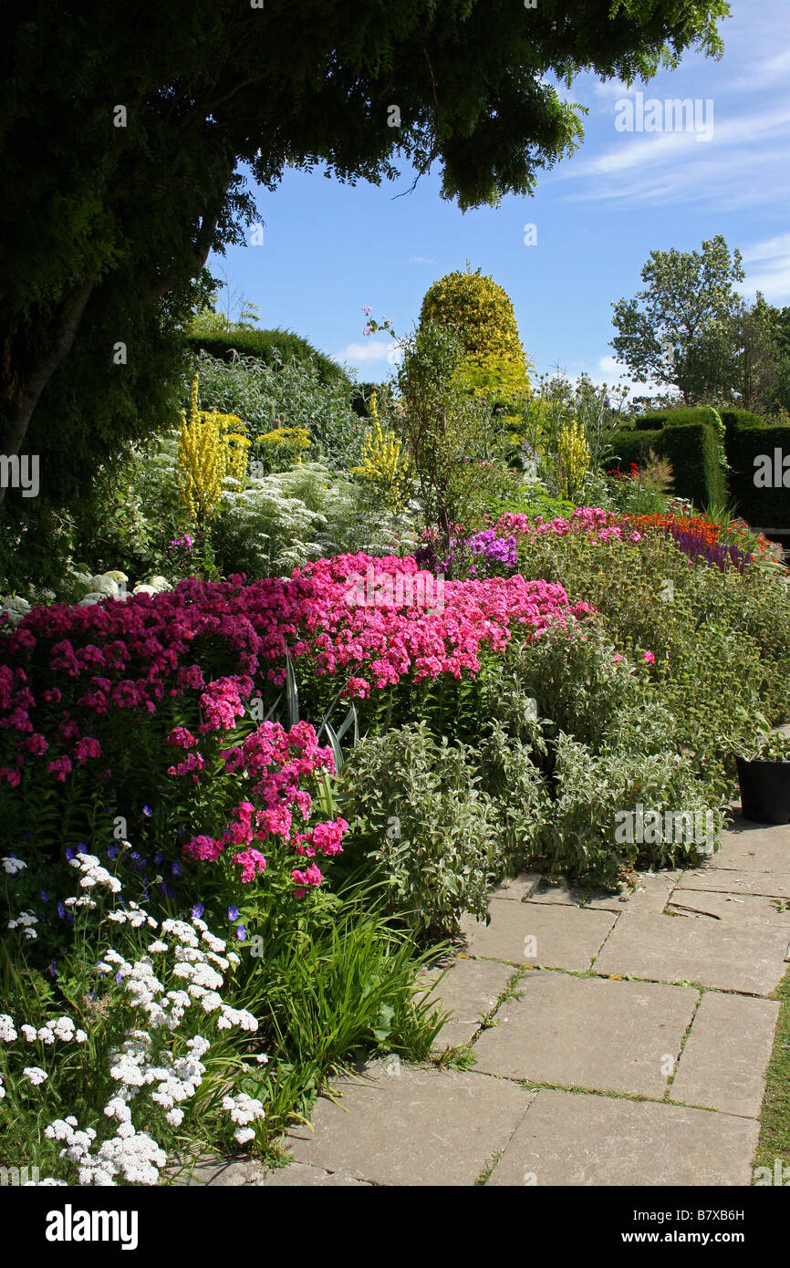 A COLOURFUL SUMMER BORDER IN AN ENGLISH COTTAGE GARDEN Stock Photo - Alamy