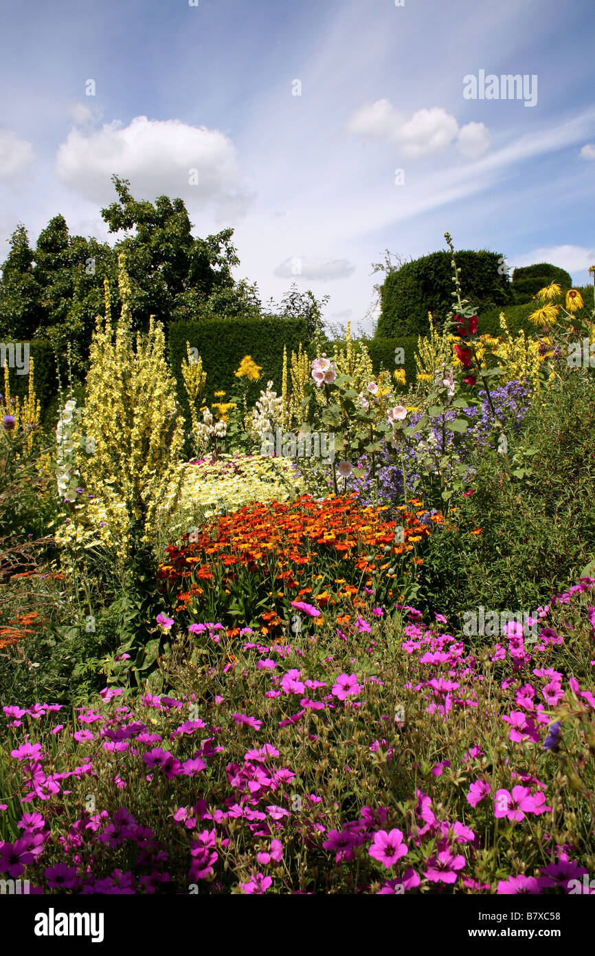 A COLOURFUL SUMMER BORDER IN AN ENGLISH COUNTRY GARDEN Stock Photo - Alamy