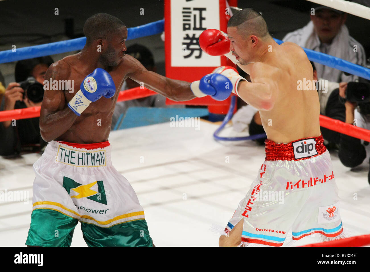 L to R Paulus Moses Namibia Yusuke Kobori JPN JANUARY 3 2009 Boxing World Boxing Association WBA Light weight title bout at Pac Stock Photo