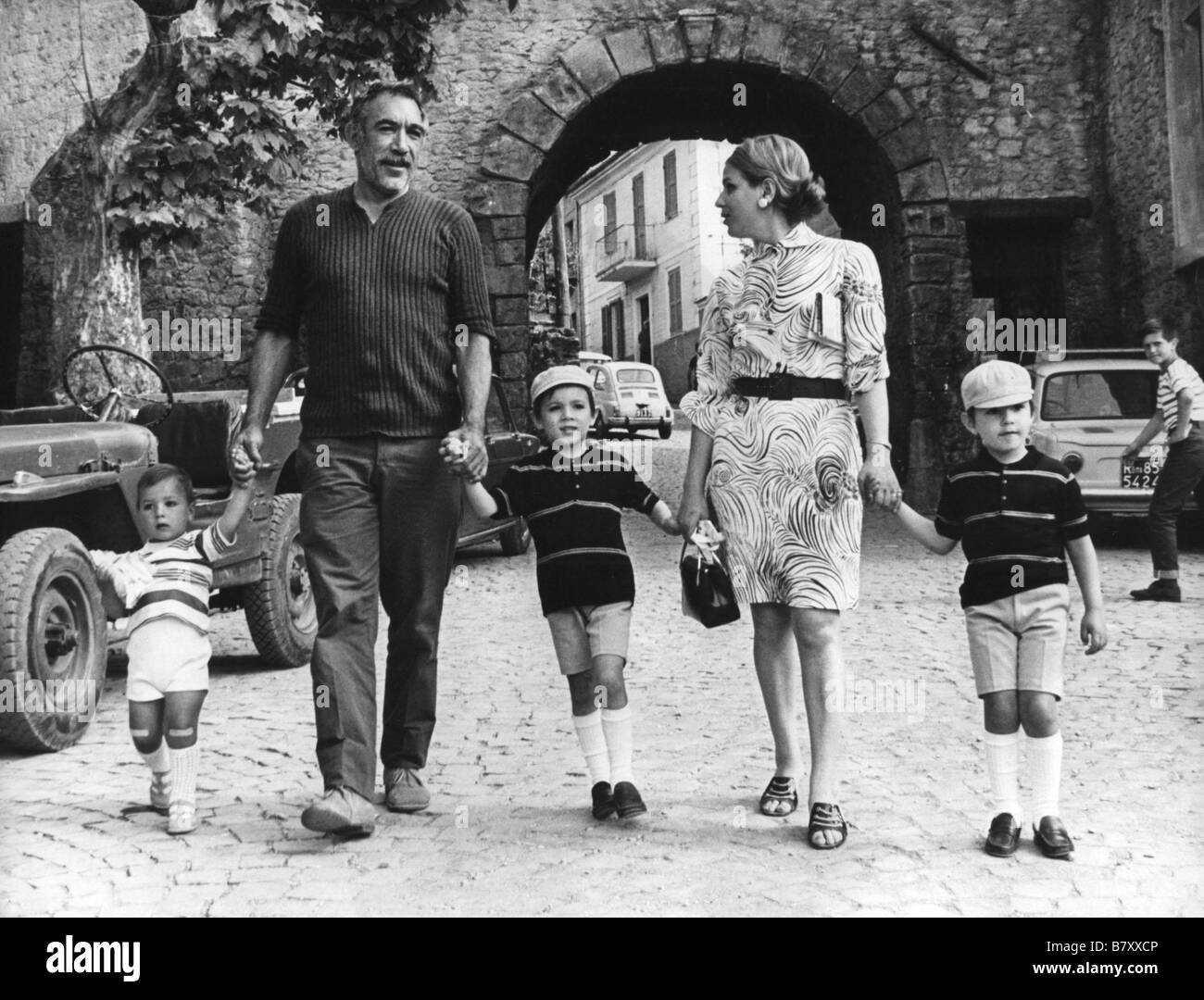 Anthony Quinn Anthony Quinn Anthony Quinn en famille Stock Photo - Alamy