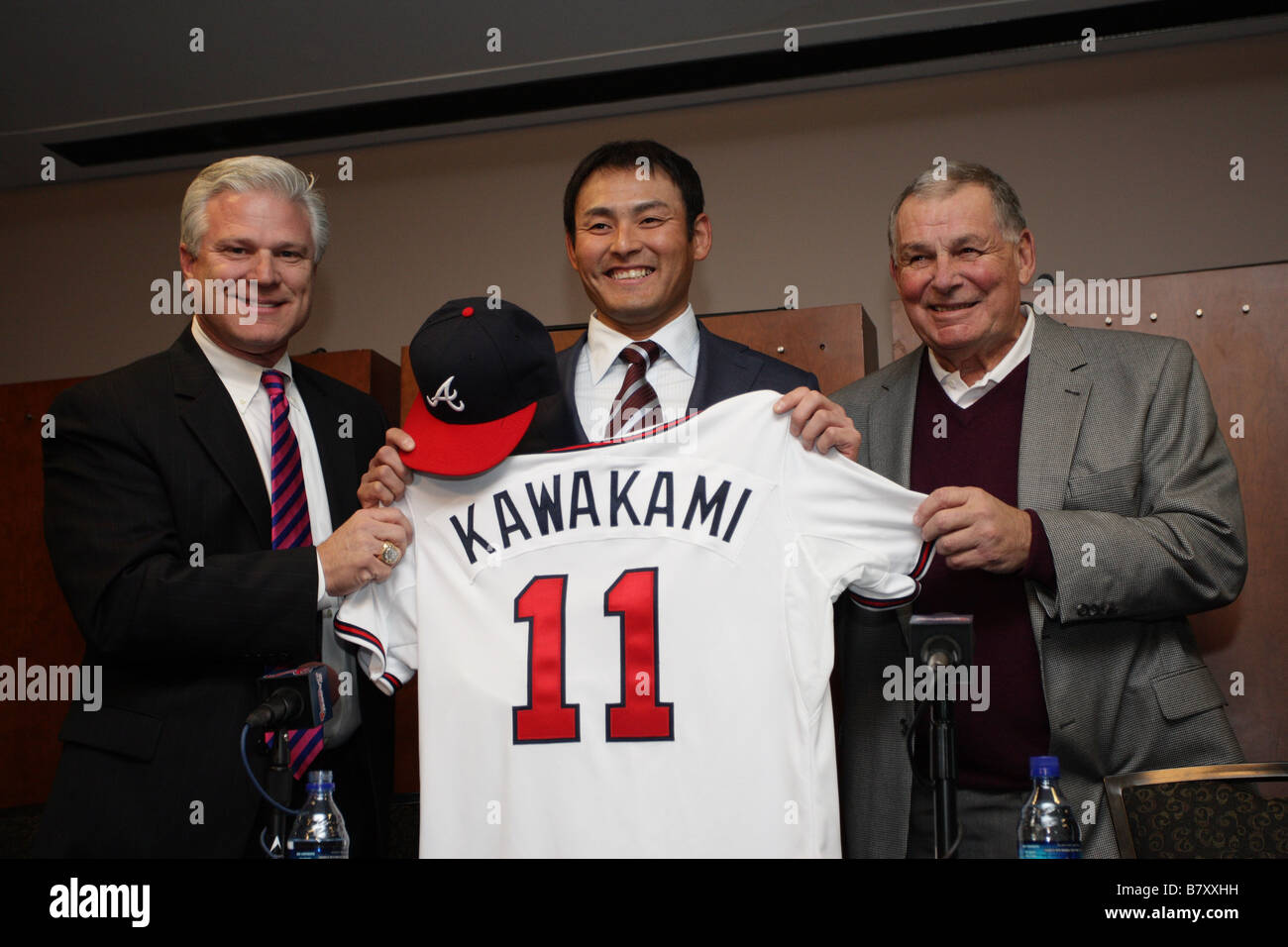Kenshin Kawakami Braves JANUARY 13 2009 MLB New Atlanta Braves pitcher Kenshin Kawakami C attends a press conference with General Manager Frank Wren L and manager Bobby Cox at Turner Field in Atlanta Georgia USA Photo by Thomas Anderson AFLO 0903 JAPANESE NEWSPAPER OUT Stock Photo