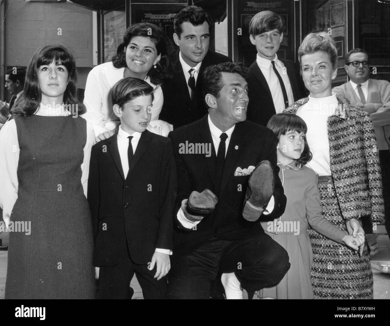 Dean Martin Dean Martin Dean Martin en famille au premier plan et de gauche  à droite : Dina, Ricky, Dean, Gina et sa femme Jeanne au second plan et de  gauche à