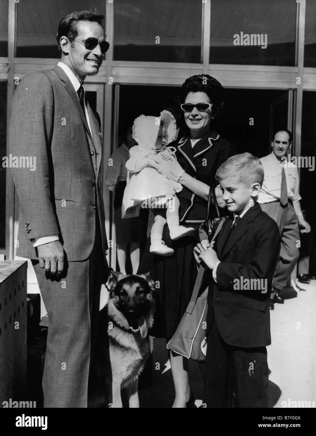 Charlton Heston Charlton Heston Charlton Heston, son épouse Lydia Clarke et leur enfant Fraser Clarke Heston. Stock Photo