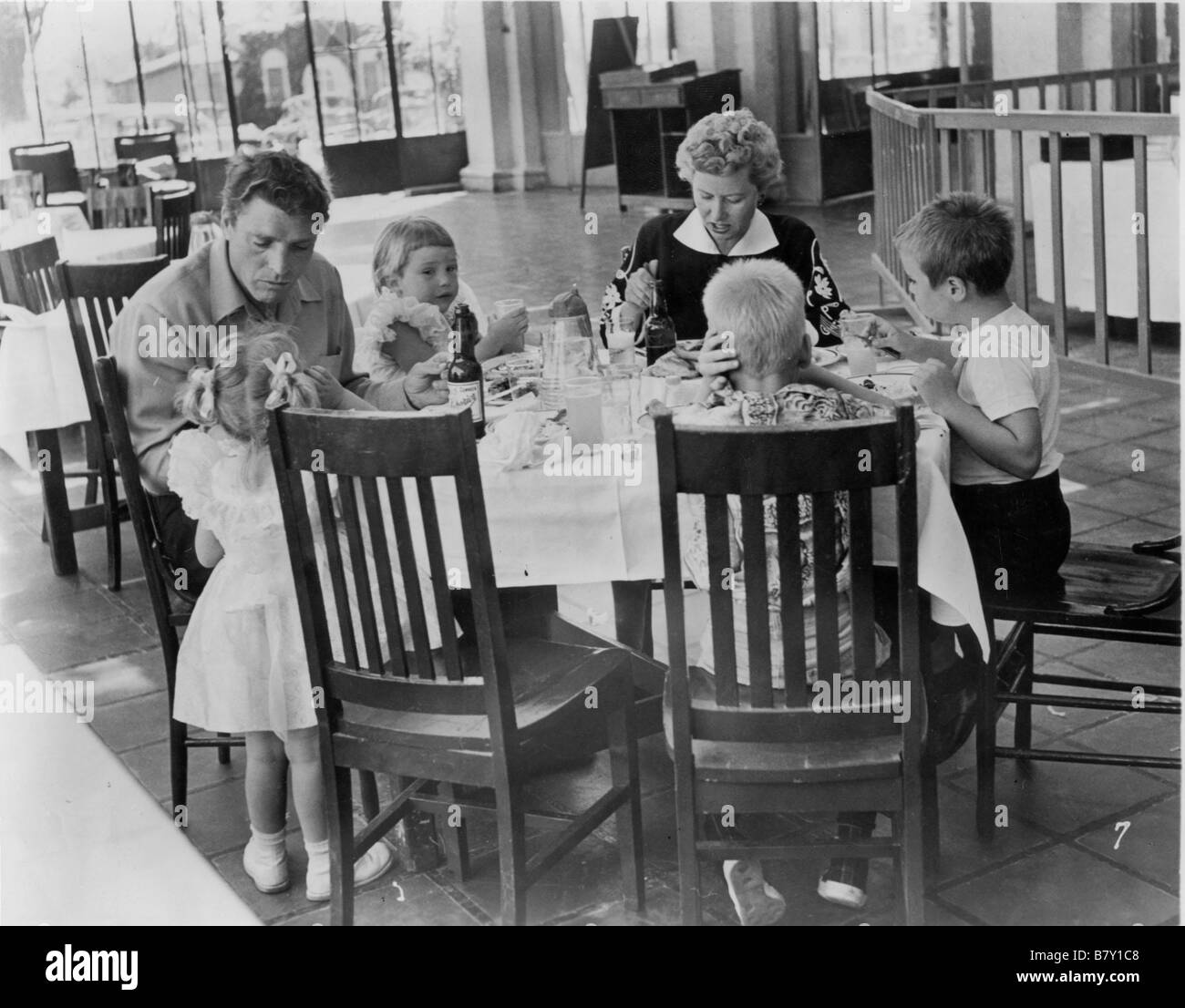 Femme et enfants Black and White Stock Photos & Images - Alamy