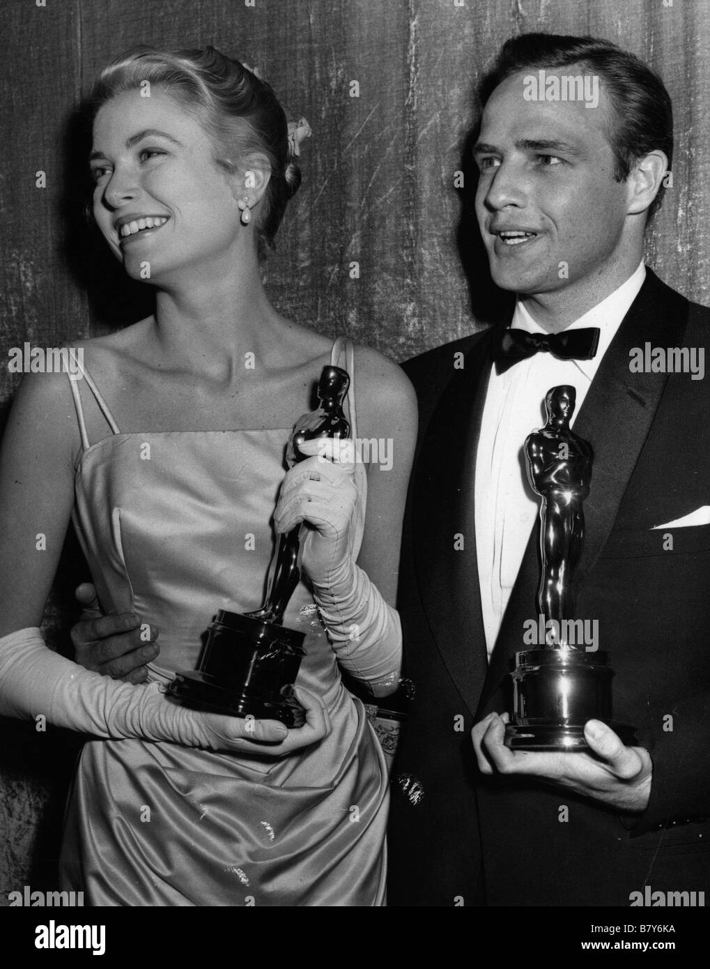 Cérémonie des Oscars de 1955 Marlon Brando receives an oscar as Best Actor in a Leading Role  Year: meilleur acteur second rôle - in 'sur les quais', 'On the Waterfront'  Year: 1954 USA Grace Kelly receives an oscar Best Stock Photo