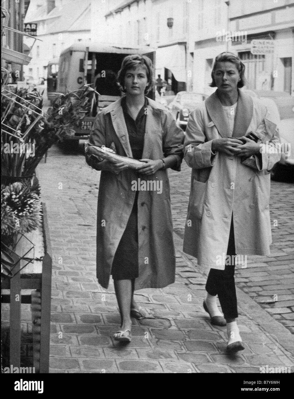 Ingrid Bergman with daughter Pia Lindstrom On holiday in Chevreuse Stock Photo