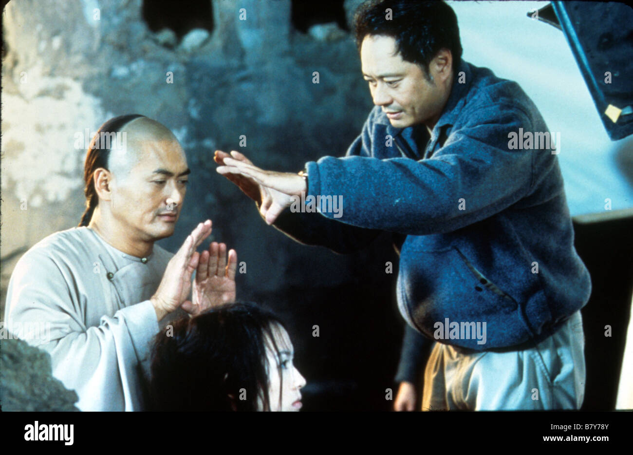 Yun-Fat Chow et Ang Lee tournage on the set tigre et dragon, Wo hu cang long, Crouching Tiger, Hidden Dragon  Year: 2000 - Taiwan / Hong Kong / USA / China  Director: Ang Lee Stock Photo