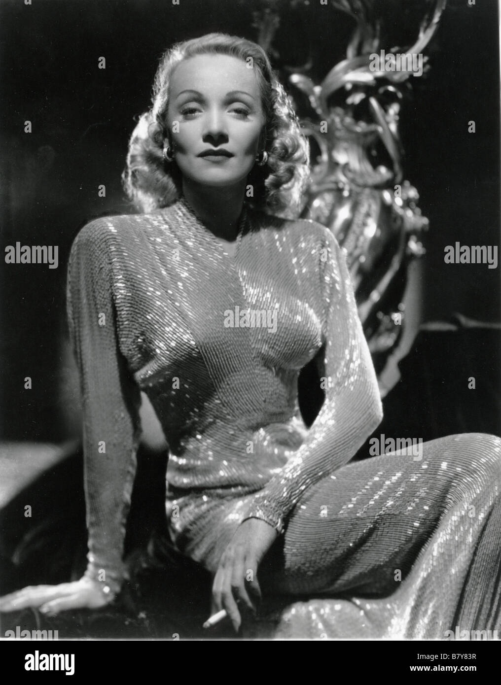 marlene dietrich cigarette holder Marlene dietrich cigarette hi-res stock photography and images