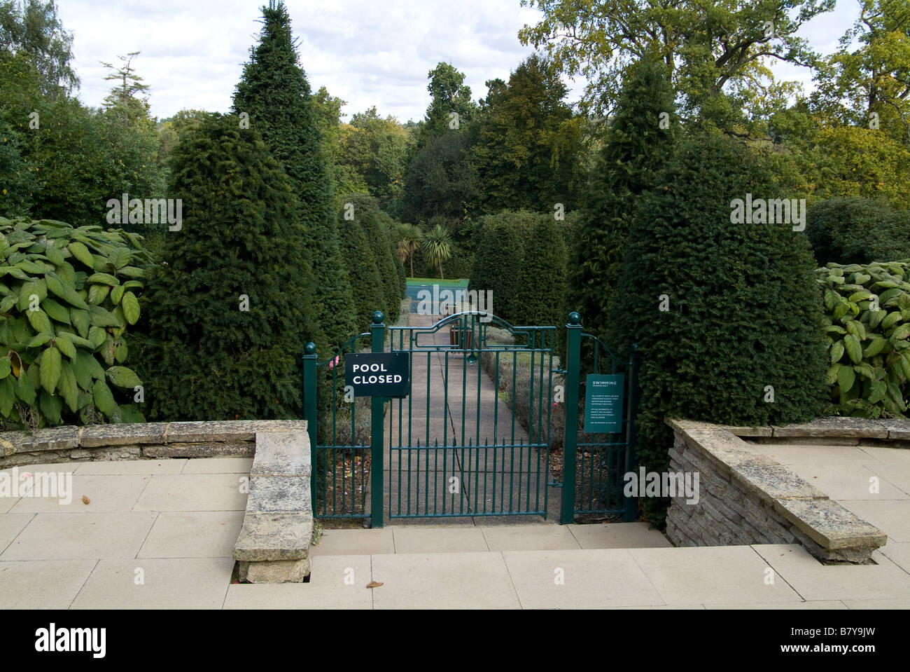 Wentworth Golf Club Estate swimming pool Stock Photo Alamy