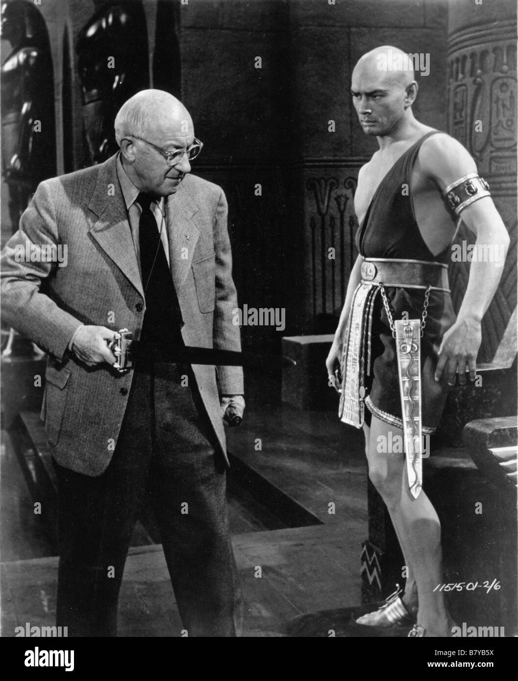 The Ten Commandments Year: 1956 Director: Cecil B. DeMille Cecil B. DeMille,  Yul Brynner Shooting picture Stock Photo - Alamy