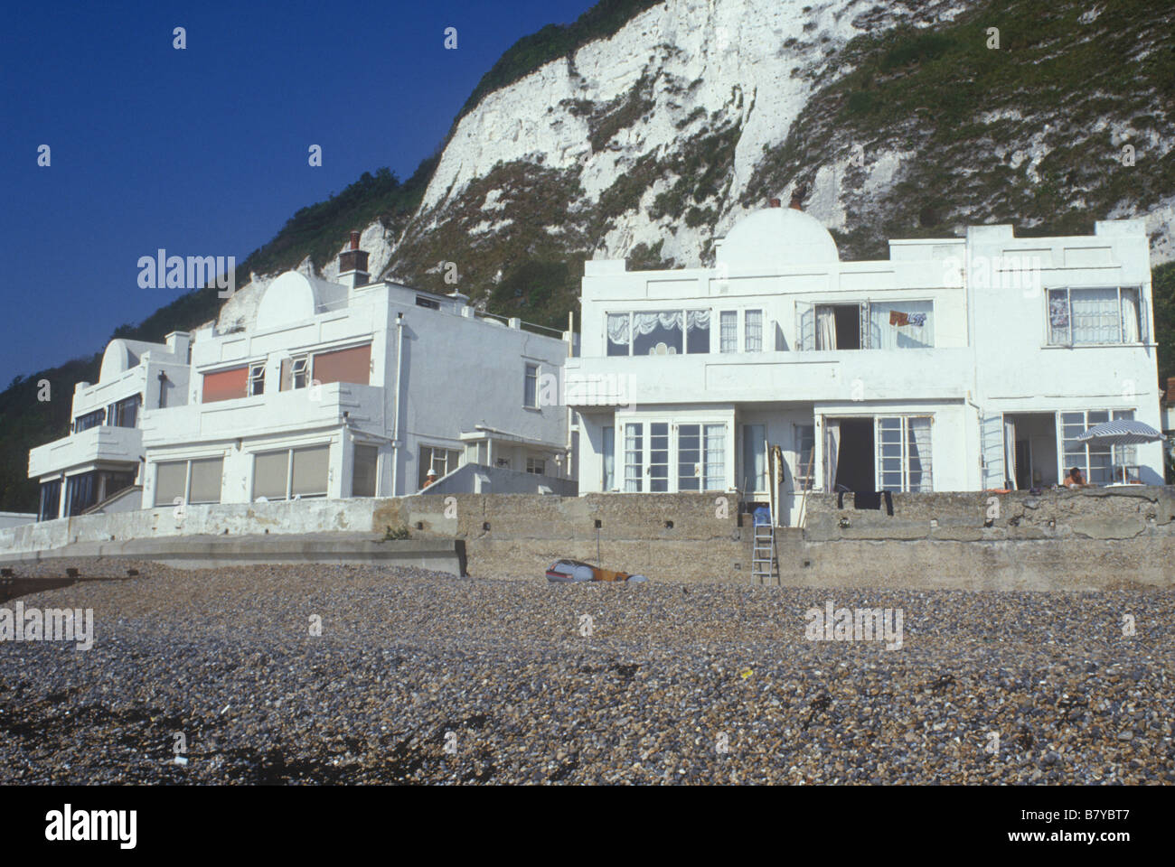 houses on the beach near Dover with shingle and chalk cliffs behind
