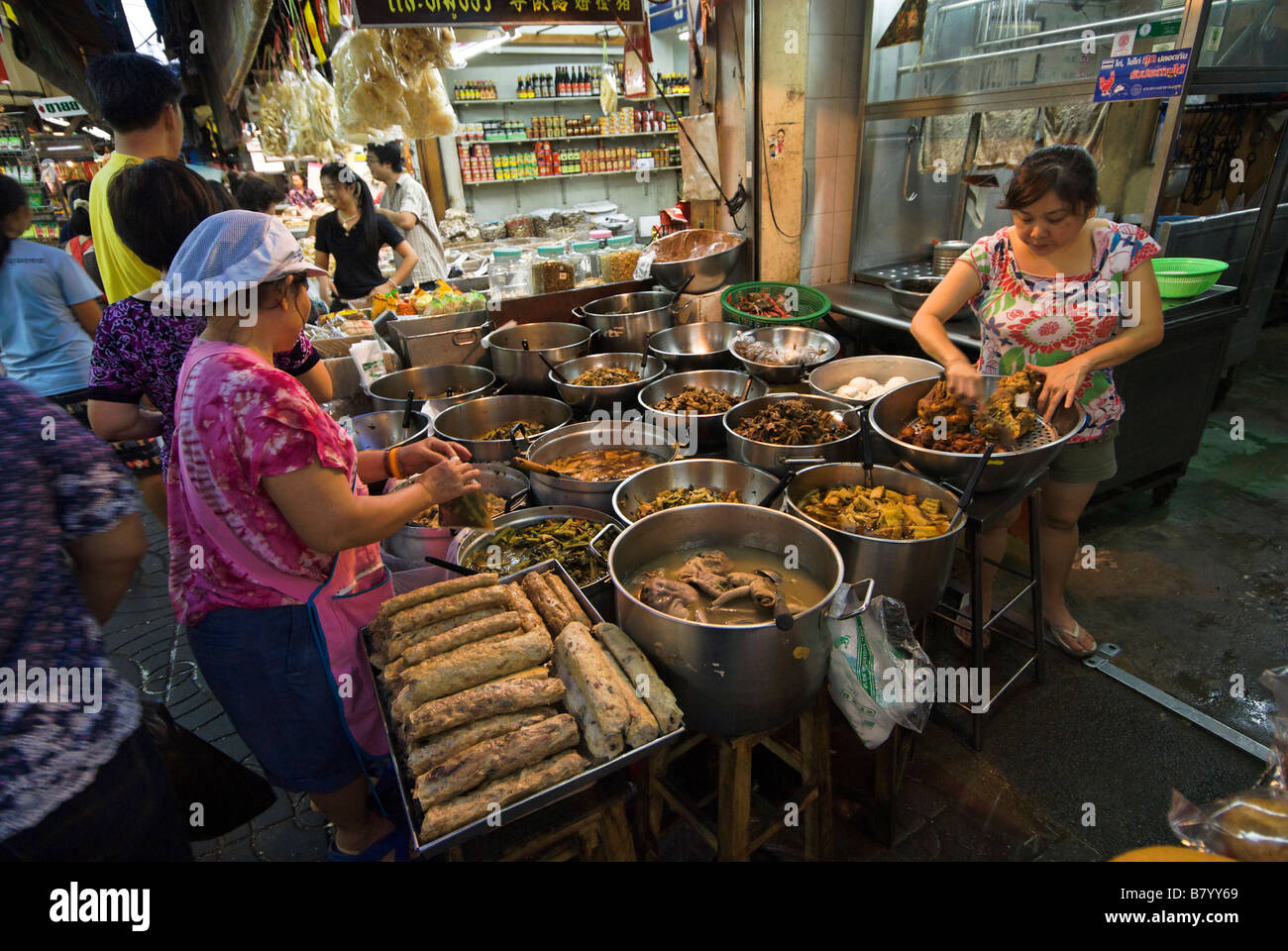 Chinese Thai food stall selling freshly cooked dishes to takeaway Trok Issaranuphap market alleyway - Chinatown Bangkok Stock Photo