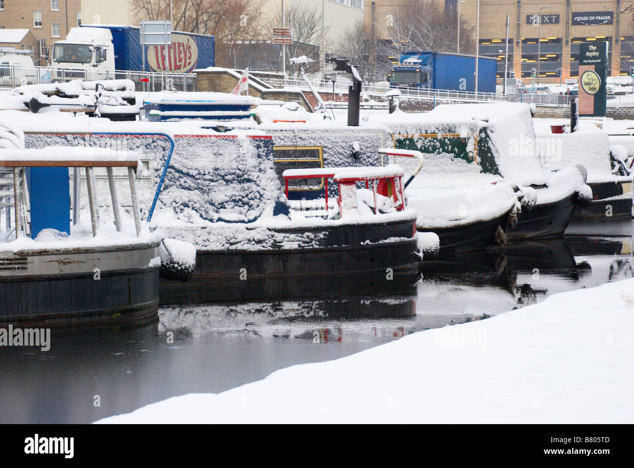 Boats tied up in winter hi-res stock photography and images - Alamy