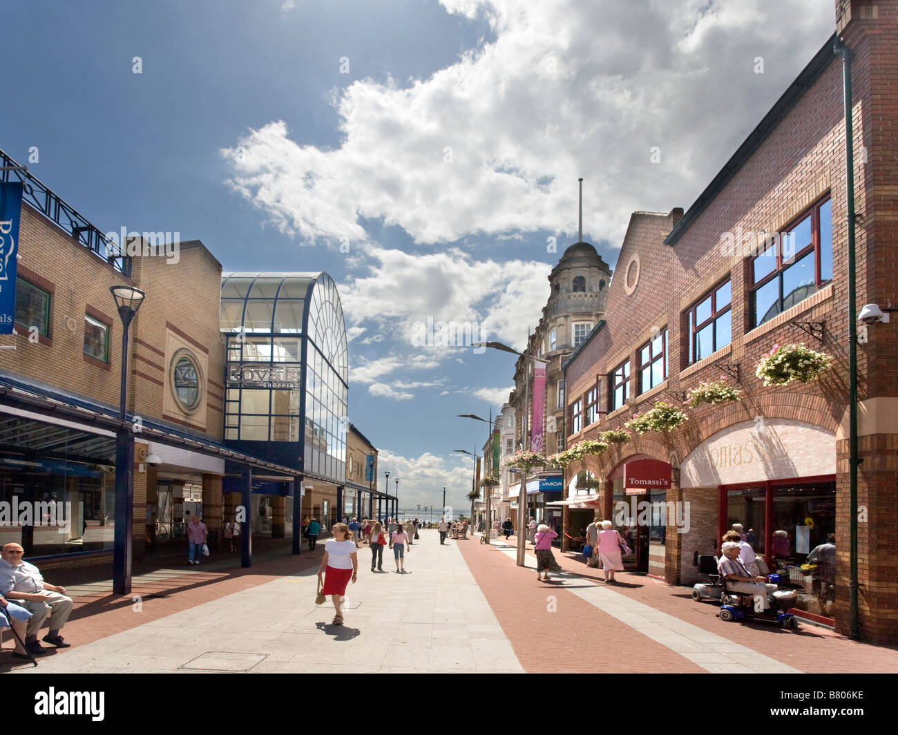 SOUTHEND ON SEA HIGH STREET SHOPPING AREA WITH THE SEAFRONT IN THE