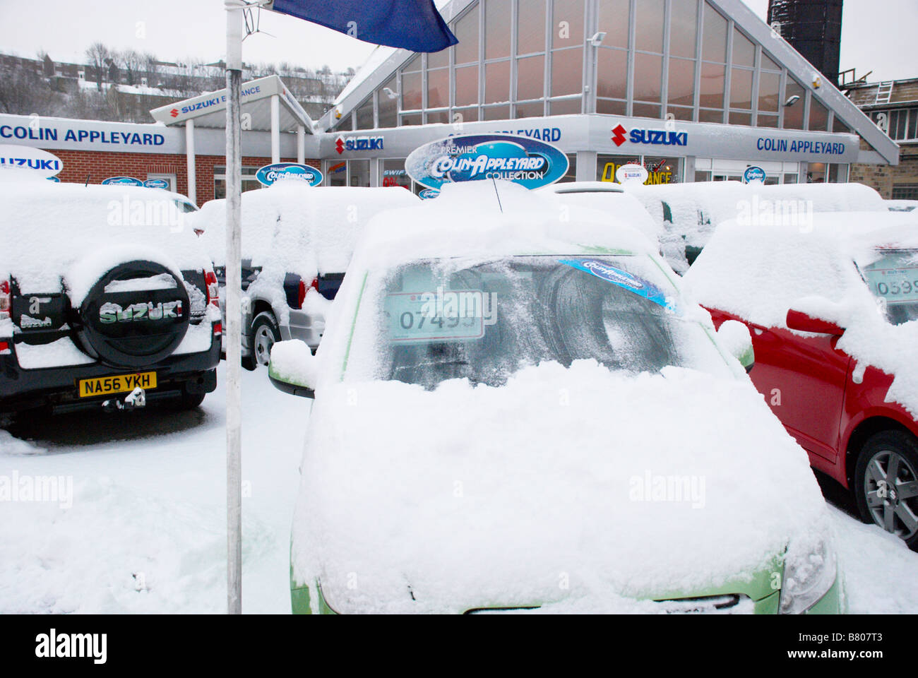 Used car on show on forecourt hires stock photography and images Alamy