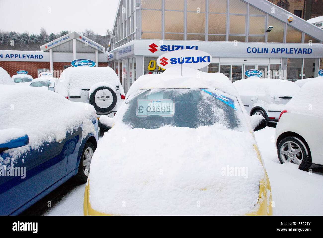 Used car on show on forecourt hires stock photography and images Alamy