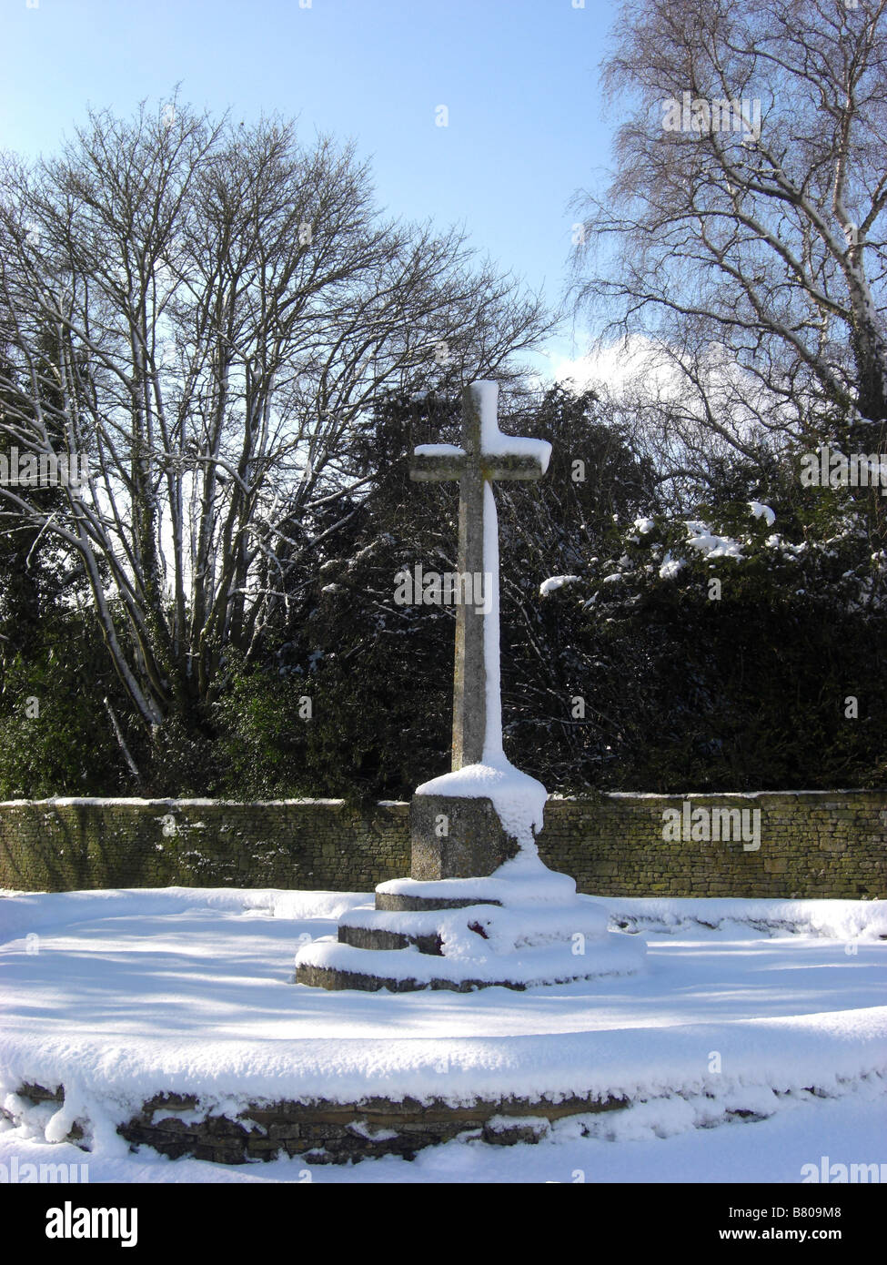 Cross and memorial in Great Barrington, Oxfordshire Stock Photo - Alamy