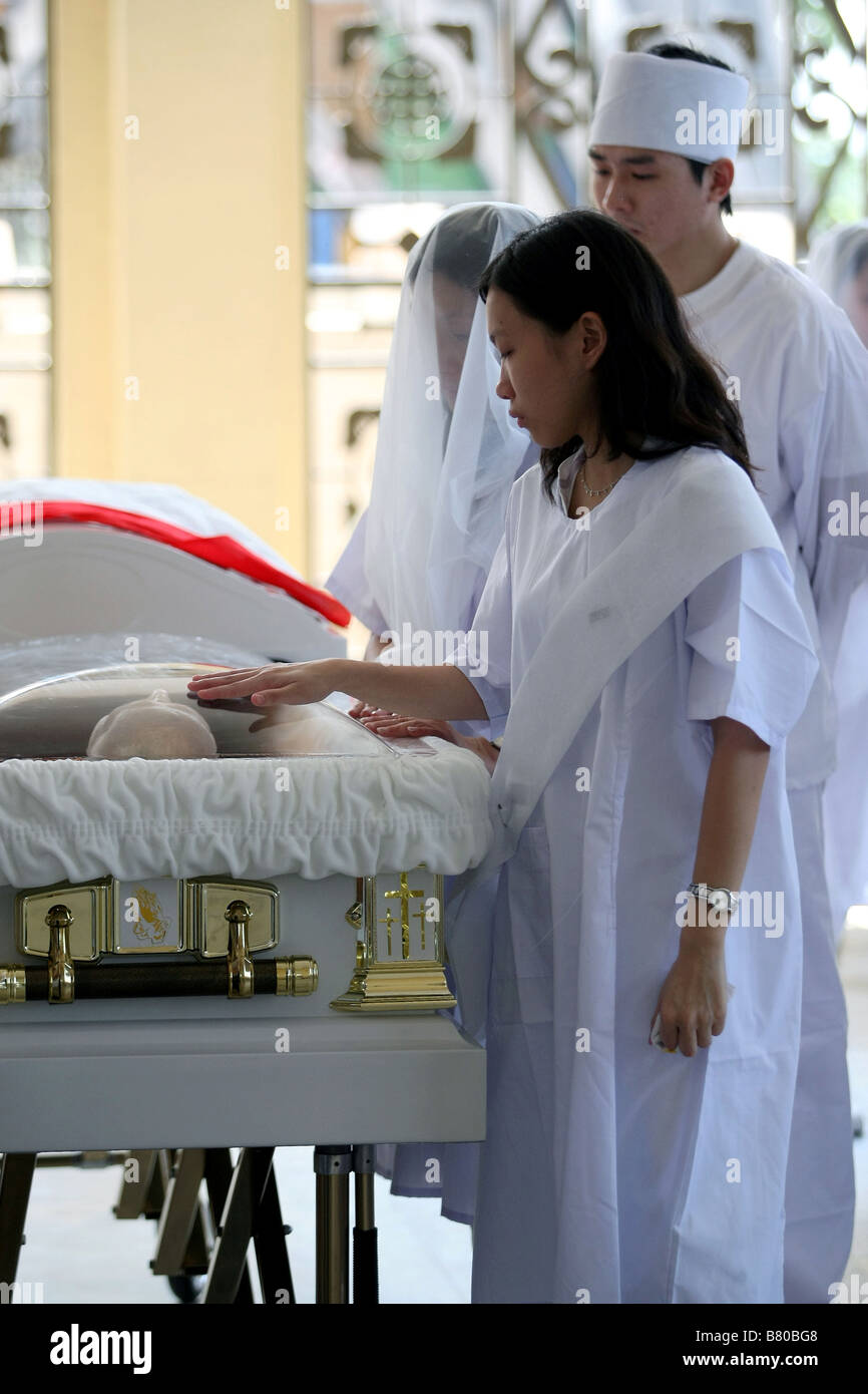 PHILIPPINES Manila A Chinese funeral in the The Manila Chinese Cemetery