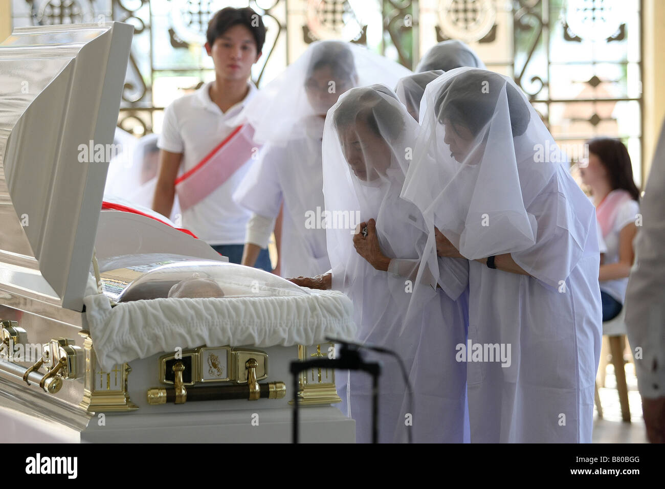 philippines-manila-a-chinese-funeral-in-the-the-manila-chinese-cemetery